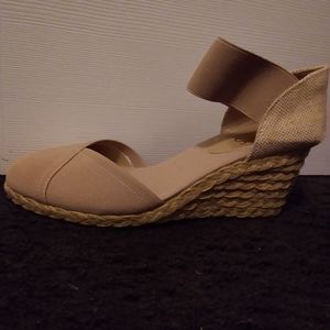 Chaps wedge shoe. Beige. Size 7.